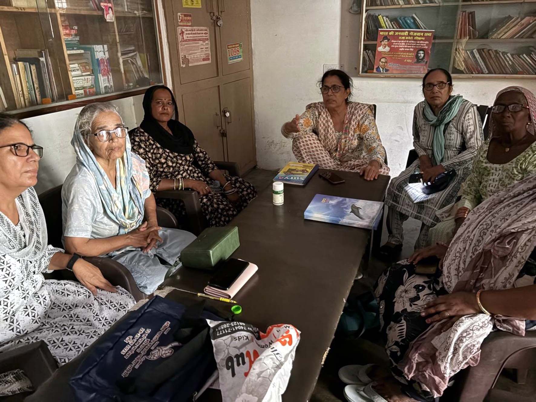 जनवादी महिला समिति की बैठक में भाग लेते समिति की पदाधिकारी व कार्यकर्ता। जनवादी महिला समिति की बैठक में भाग लेते समिति की पदाधिकारी व कार्यकर्ता।