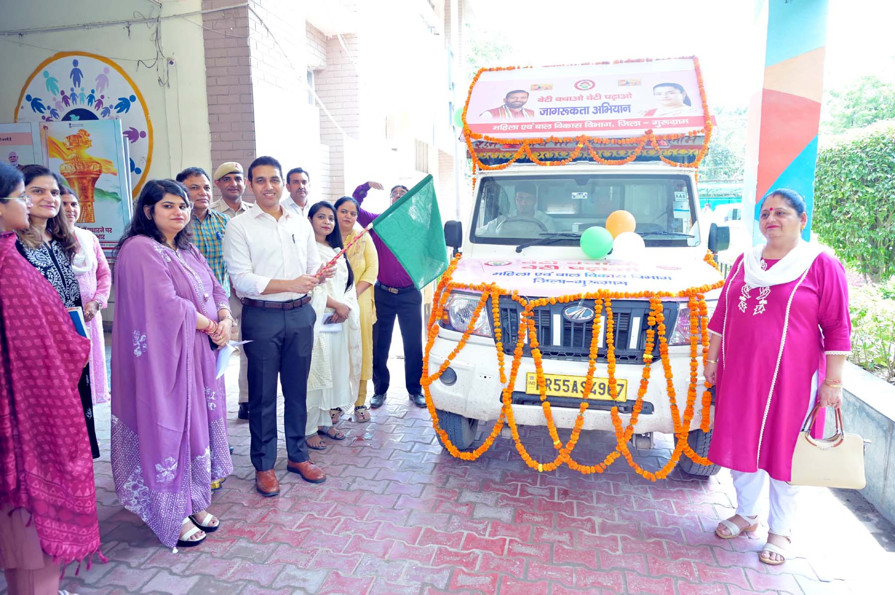 गुरुग्राम लघु सचिवालय से जागरुकता रथ को रवाना करते डीसी अजय कुमार। गुरुग्राम लघु सचिवालय से जागरुकता रथ को रवाना करते डीसी अजय कुमार।