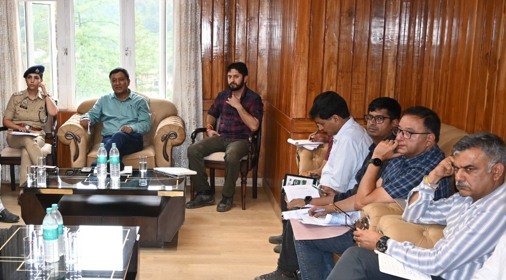 अधिकारियों से बैठक करते हुए जगत सिंह नेगी। अधिकारियों से बैठक करते हुए जगत सिंह नेगी।