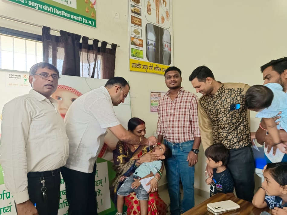 शासकीय आयुष पालीक्लीनिक में छोटे बच्चे को सुवर्णप्राशन का ड्राप पिलाते हुए भाजपा जिला कोषाध्यक्ष चेतन हिंदूजा। शासकीय आयुष पालीक्लीनिक में छोटे बच्चे को सुवर्णप्राशन का ड्राप पिलाते हुए भाजपा जिला कोषाध्यक्ष चेतन हिंदूजा।