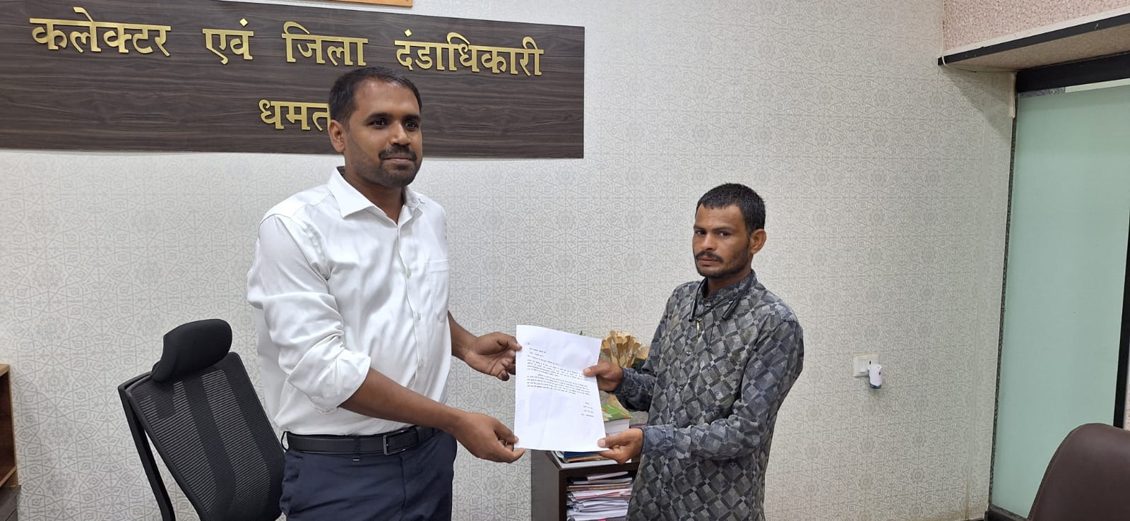 तुलसीराम साहू को सम्मानित करते हुए कलेक्टर अबिनाश मिश्रा।