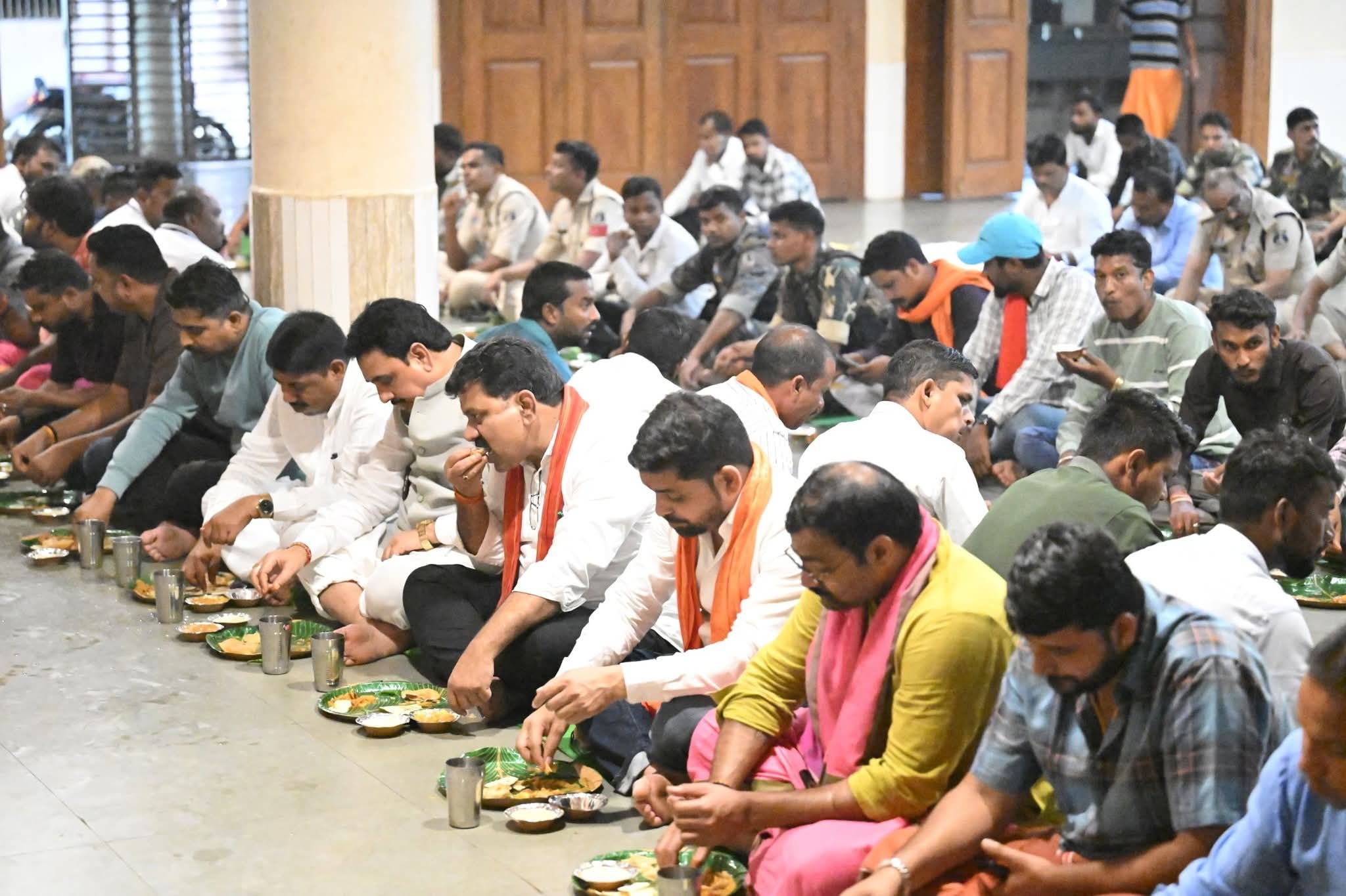 छत्तीसगढ़ के उपमुख्यमंत्री साथ में भाेजन करते छत्तीसगढ़ के उपमुख्यमंत्री साथ में भाेजन करते