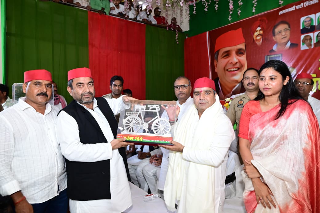 धर्मेंद्र यादव को सम्मानित करते हुए सपा के जिलाध्यक्ष और अन्य लोग धर्मेंद्र यादव को सम्मानित करते हुए सपा के जिलाध्यक्ष और अन्य लोग