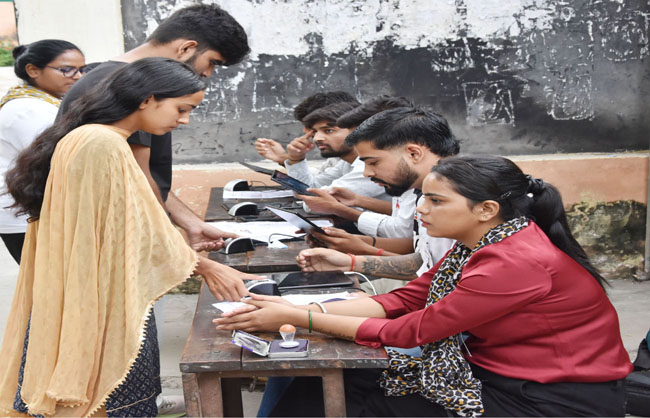 सीईटी की परीक्षा के दाैरान जांच करवाती अभ्यर्थी सीईटी की परीक्षा के दाैरान जांच करवाती अभ्यर्थी