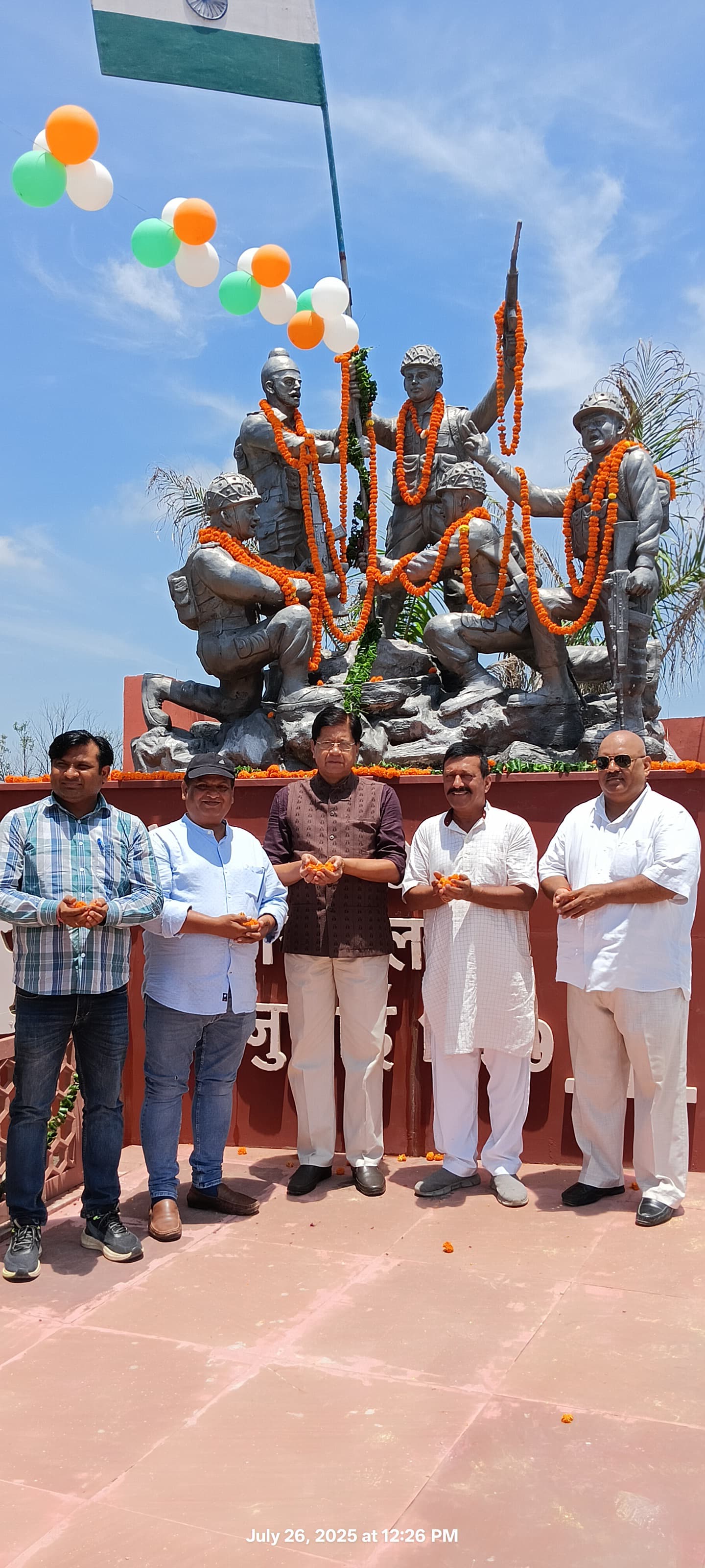 कारगिल विजय दिवस स्मारक पर भारतीय फौजियों की प्रतिमाओं का  अभिनंदन करते वंदे भारत के पदाधिकारी।