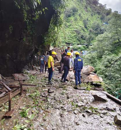 केदारनाथ यात्रा मार्ग पर गाैरीकुंड के पास बंद मार्ग। केदारनाथ यात्रा मार्ग पर गाैरीकुंड के पास बंद मार्ग।