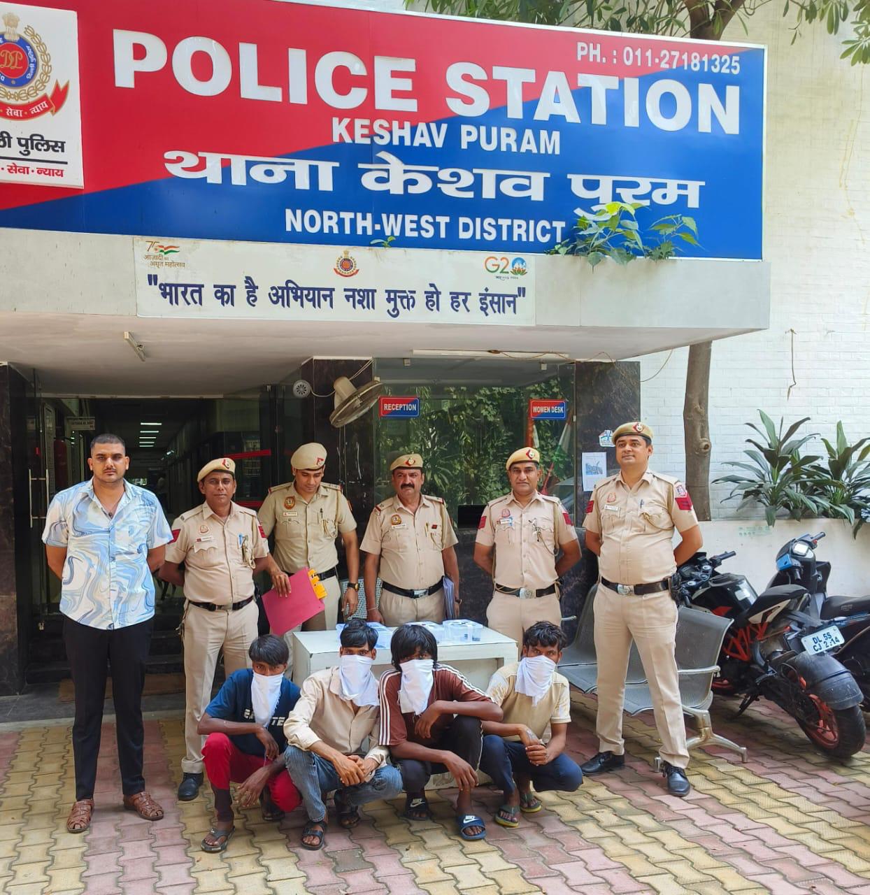 लूटपाट में पकड़े गए आराेपिताें की फाेटाे लूटपाट में पकड़े गए आराेपिताें की फाेटाे