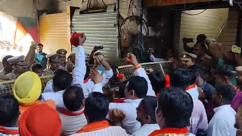 संभल संभल हरिहर मंदिर में जलाभिषेक के लिए जा रहे शिव सैनिकों को रोकती पुलिस संभल संभल हरिहर मंदिर में जलाभिषेक के लिए जा रहे शिव सैनिकों को रोकती पुलिस