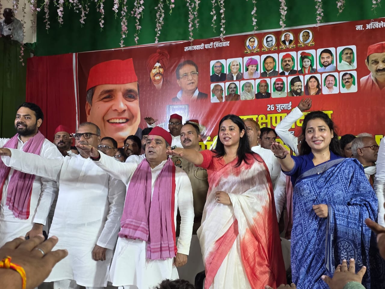 लोगो को संविधान की शपथ दिलाते हुए सांसद धर्मेंद्र यादव लोगो को संविधान की शपथ दिलाते हुए सांसद धर्मेंद्र यादव
