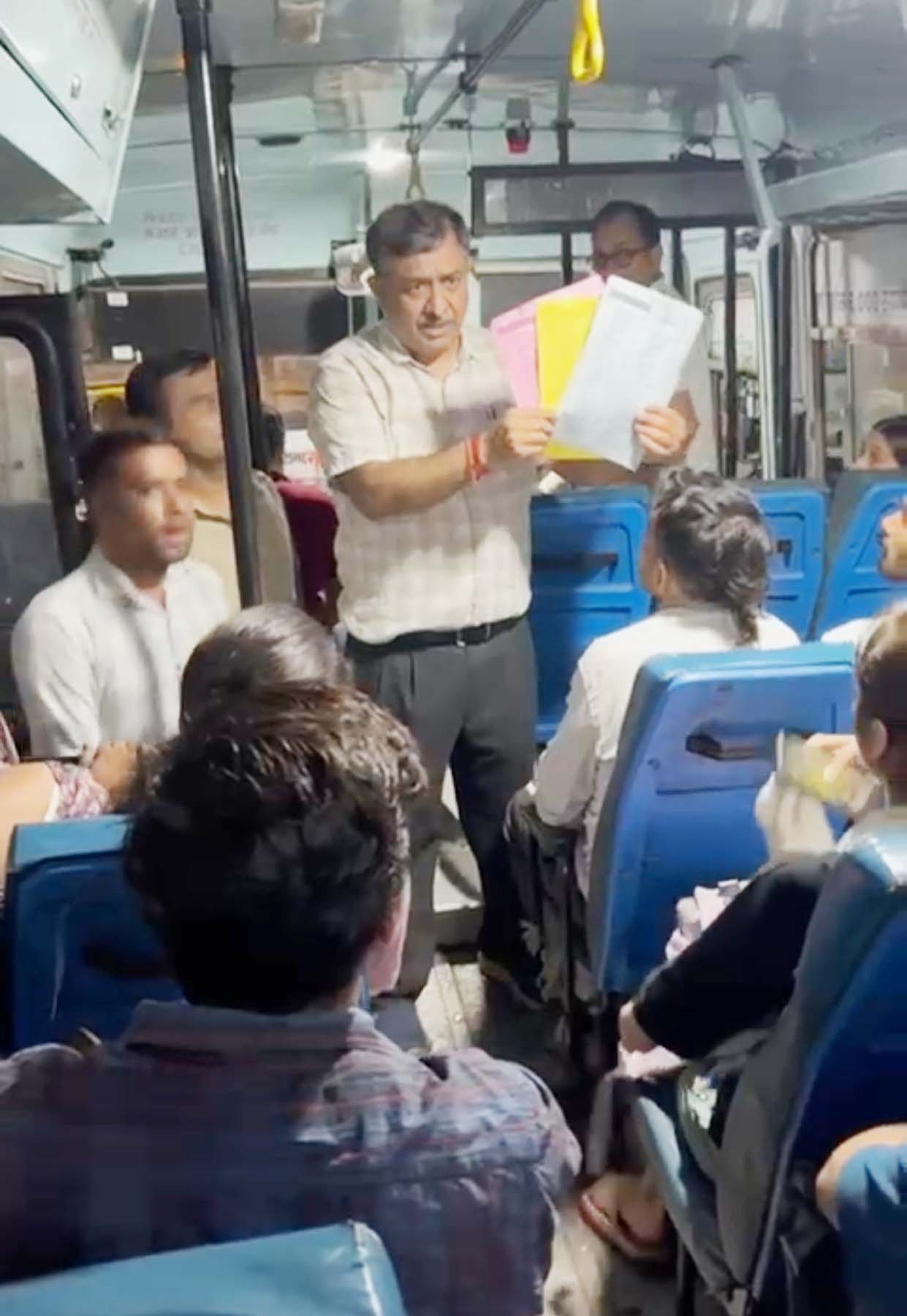 गुरुग्राम में सीईटी परीक्षार्थियों को बसों के बारे में जानकारी देते गुरुग्राम रोडवेज डिपो के जीएम भारत भूषण गोगिया। गुरुग्राम में सीईटी परीक्षार्थियों को बसों के बारे में जानकारी देते गुरुग्राम रोडवेज डिपो के जीएम भारत भूषण गोगिया।