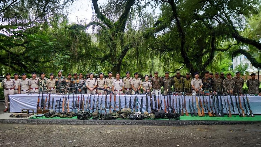 मणिपुर में संयुक्त बलों द्वारा बरामद 90 आग्नेयास्त्र, 728 गोला-बारूद और युद्ध सामग्री की तस्वीर मणिपुर में संयुक्त बलों द्वारा बरामद 90 आग्नेयास्त्र, 728 गोला-बारूद और युद्ध सामग्री की तस्वीर