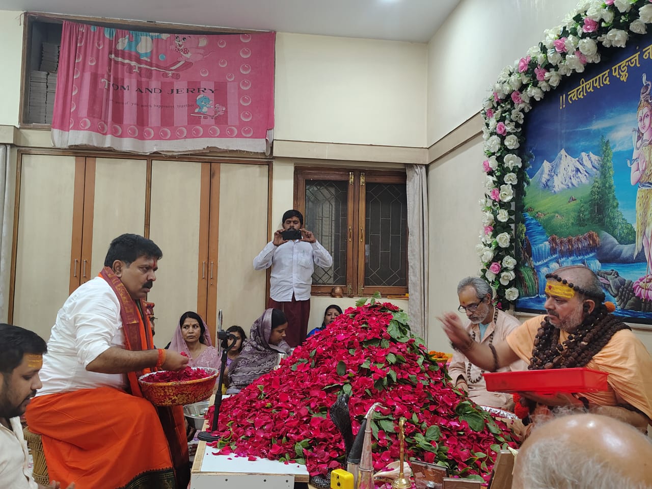 महामंडलेश्वर स्वामी श्री हरिहरानंद स्वामी के सान्निध्य मे रुद्राभिषेक करते महामंडलेश्वर स्वामी श्री हरिहरानंद स्वामी के सान्निध्य मे रुद्राभिषेक करते