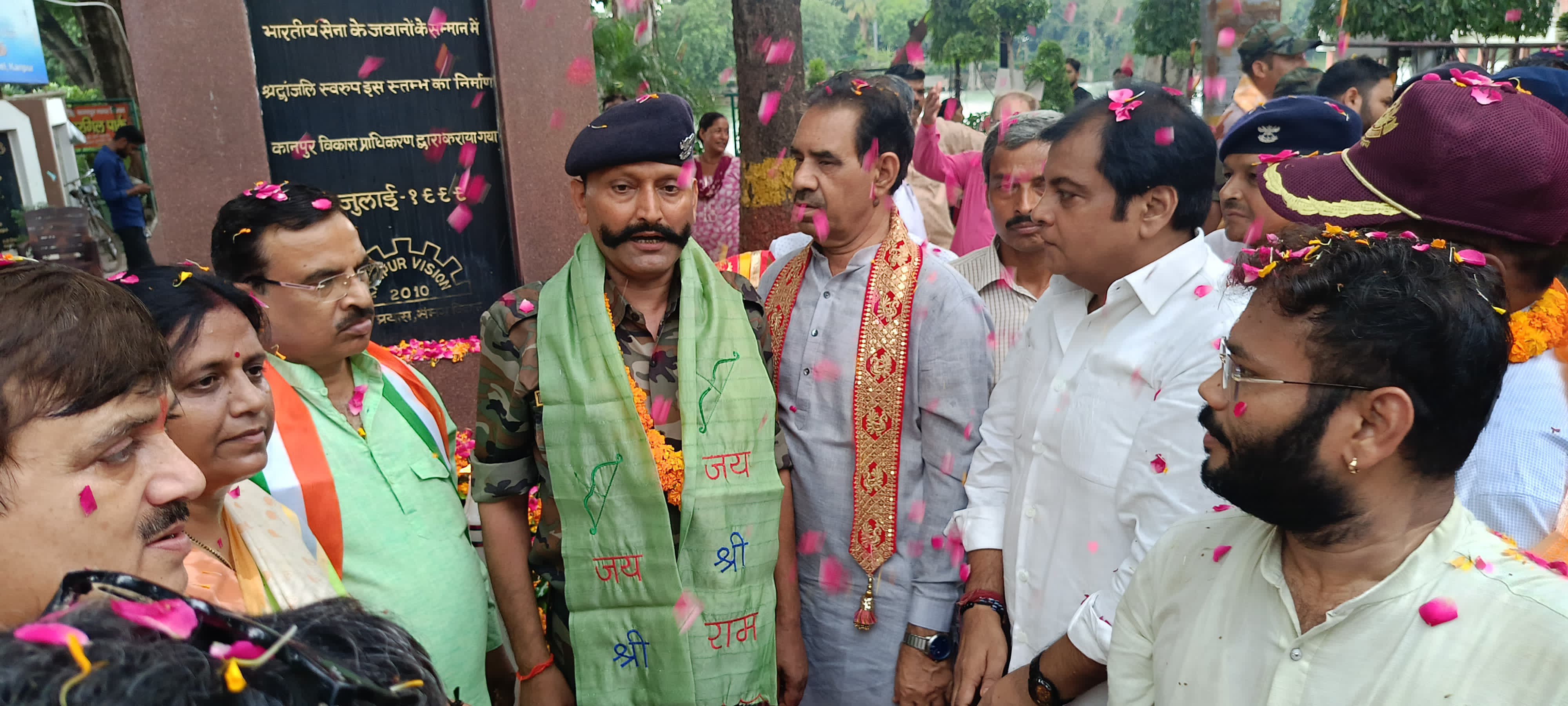 जिलाध्यक्ष पटका व फूल डालकर सैनिको का सम्मान करते हुए जिलाध्यक्ष पटका व फूल डालकर सैनिको का सम्मान करते हुए