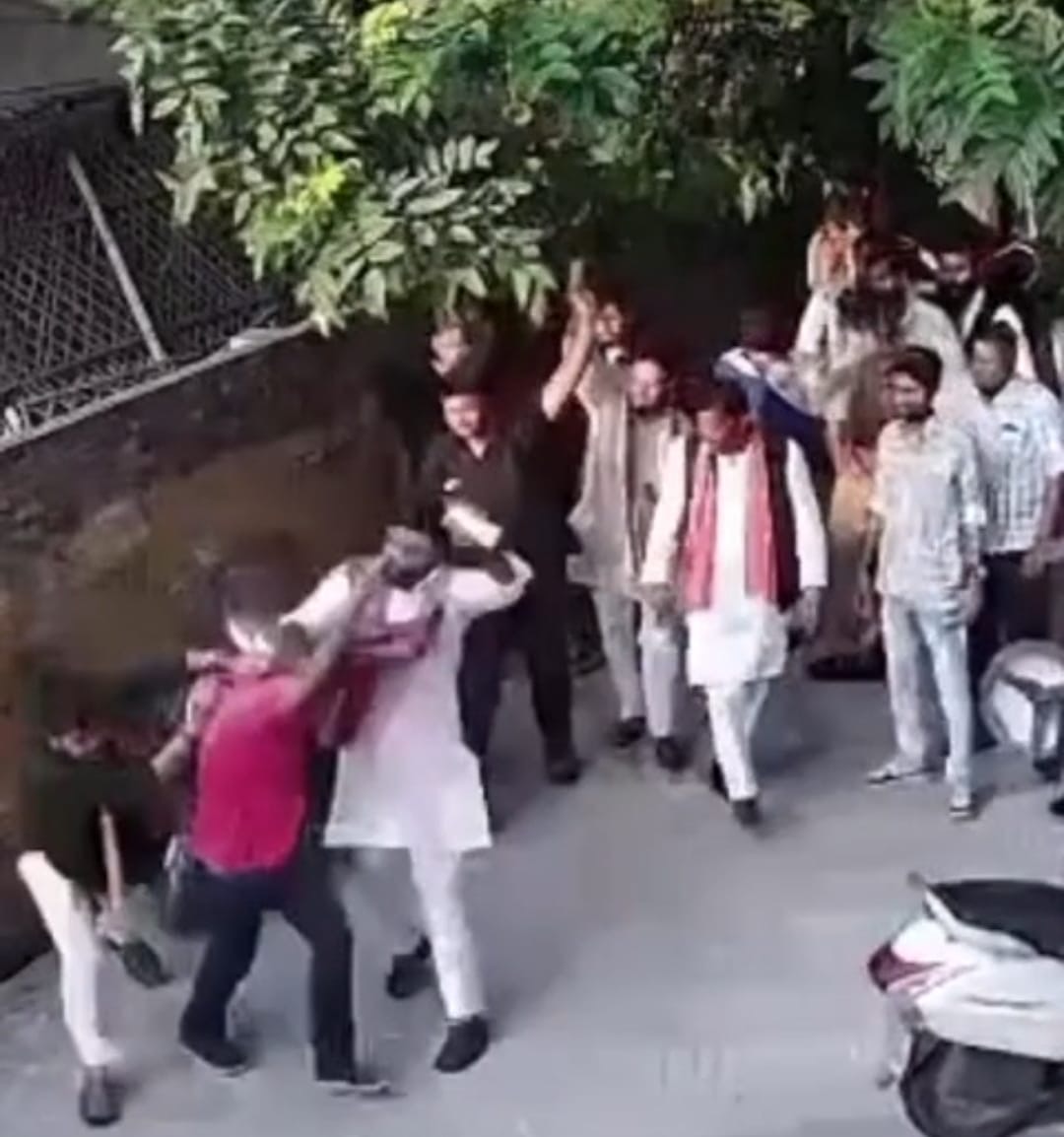 सपा कार्यालय के बाहर व्यापारी को पीटते सपा छात्रसभा के पदाधिकारी, सीसीटीवी में कैद हुई पूरी वारदात। सपा कार्यालय के बाहर व्यापारी को पीटते सपा छात्रसभा के पदाधिकारी, सीसीटीवी में कैद हुई पूरी वारदात।