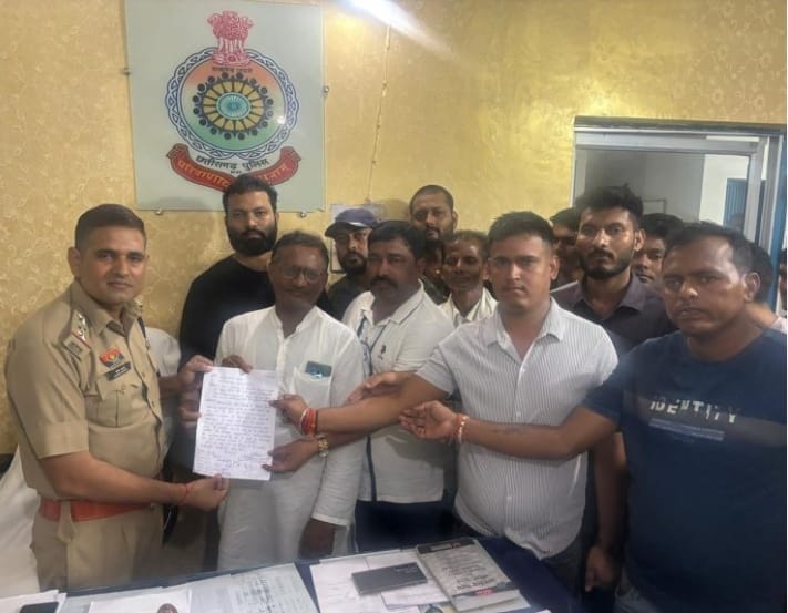 सीतापुर पुलिस को ज्ञापन सौंपते ग्रामीण सीतापुर पुलिस को ज्ञापन सौंपते ग्रामीण