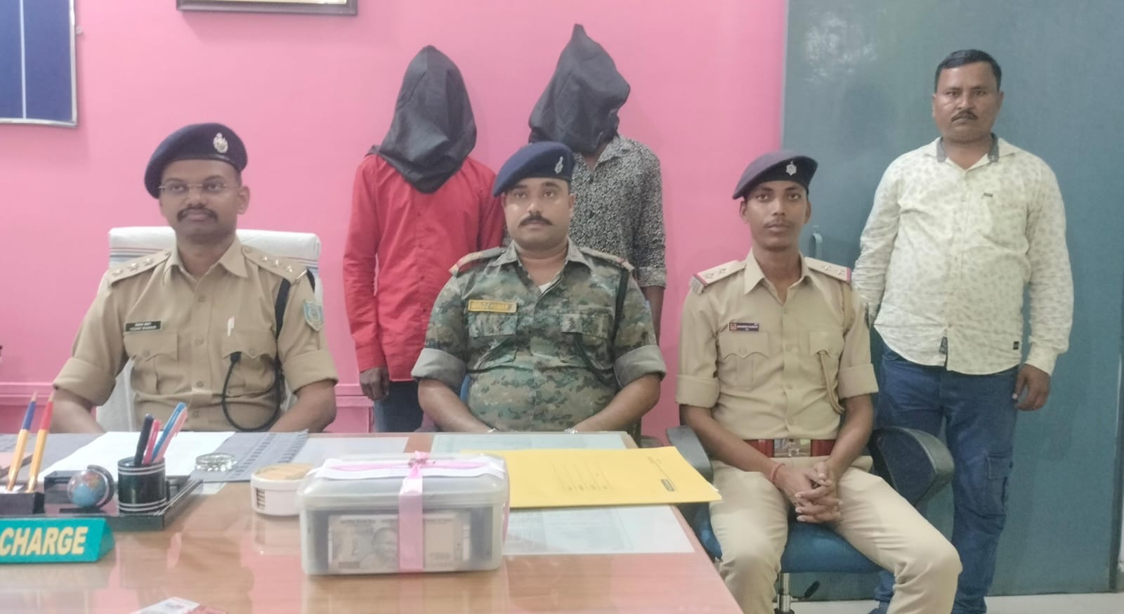 जानकारी देते अधिकारी जानकारी देते अधिकारी