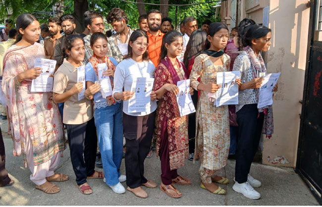 यमुनानगर में परीक्षा केंद्र में प्रवेश करती छात्रांए यमुनानगर में परीक्षा केंद्र में प्रवेश करती छात्रांए