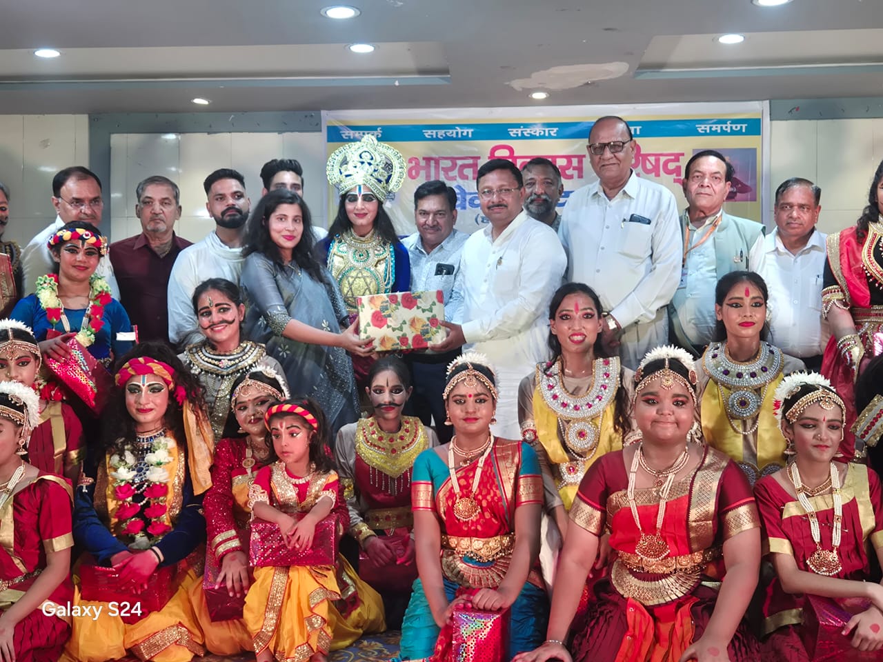 श्रेष्ठ सांस्कृतिक कार्यक्रम प्रस्तुत करने वाली टीम परिषद के पदाधिकारियों के साथ। श्रेष्ठ सांस्कृतिक कार्यक्रम प्रस्तुत करने वाली टीम परिषद के पदाधिकारियों के साथ।
