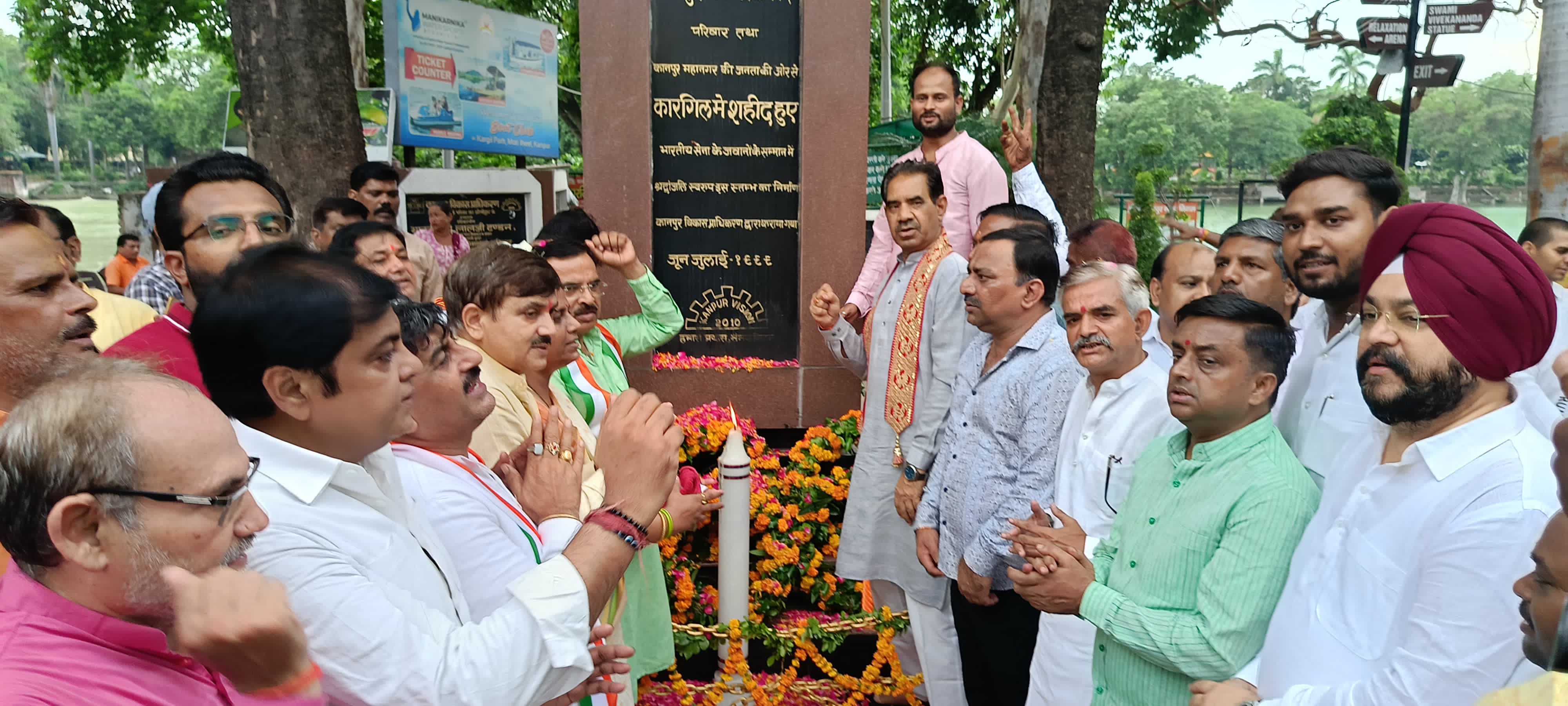 वीर शहीदों को नमन करते भाजपा कार्यकर्त्ता वीर शहीदों को नमन करते भाजपा कार्यकर्त्ता