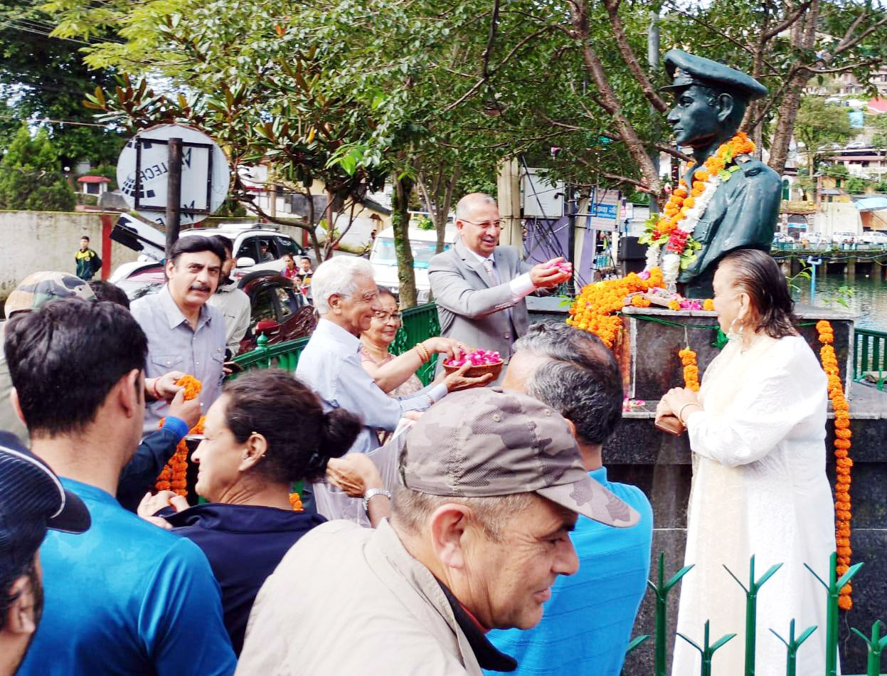 शहीद मेजर राजेश अधिकरी की मूर्ति पर माल्यार्पण करते न्यायमूर्ति आलोक महरा। शहीद मेजर राजेश अधिकरी की मूर्ति पर माल्यार्पण करते न्यायमूर्ति आलोक महरा।