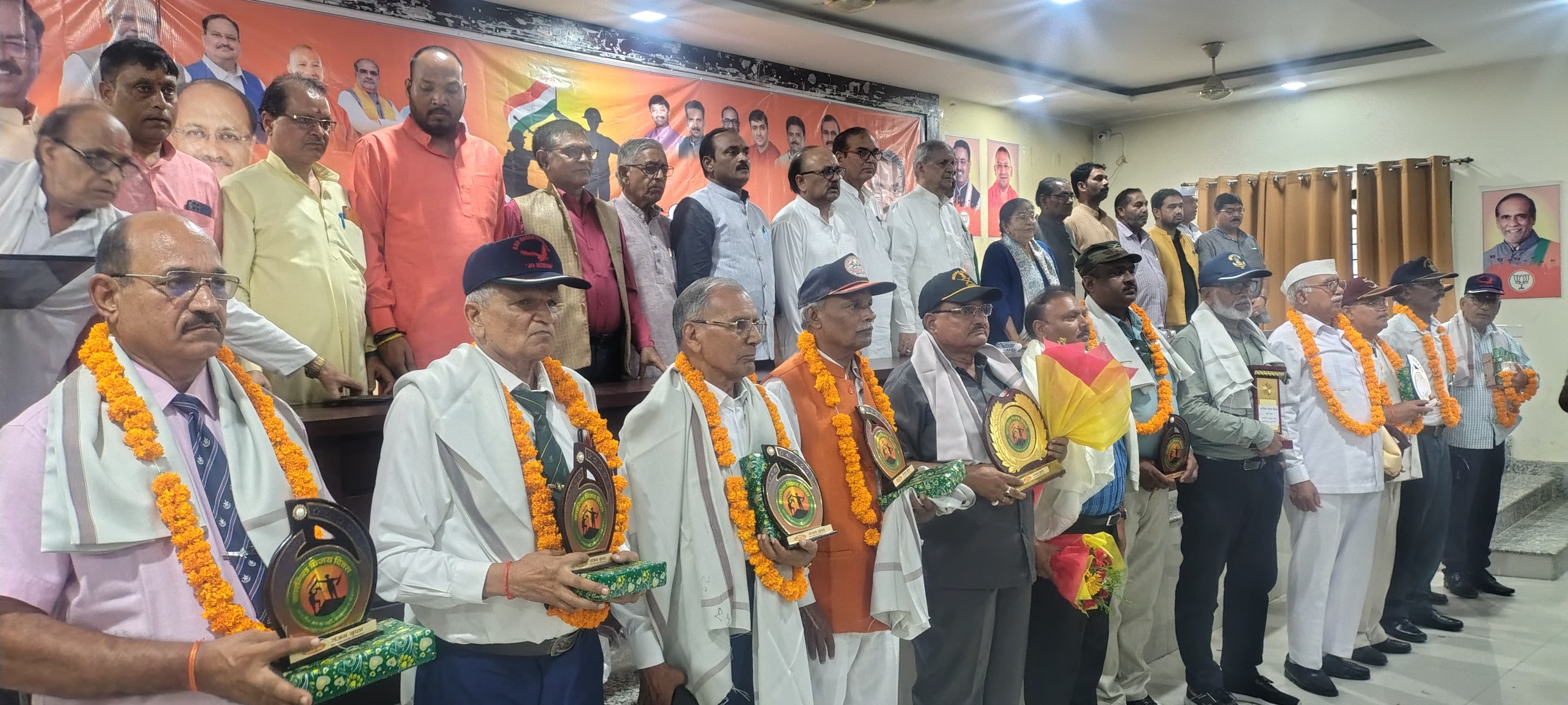 प्रयागराज के भाजपा कार्यालय में आयोजित कारगिल विजय दिवस कार्यक्रम का छाया चित्र प्रयागराज के भाजपा कार्यालय में आयोजित कारगिल विजय दिवस कार्यक्रम का छाया चित्र