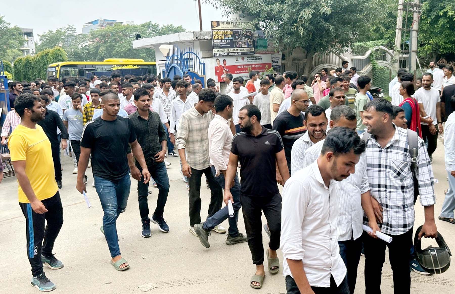 गुरुग्राम में सीईटी परीक्षा देने के बाद केंद्र से बाहर निकलते परीक्षार्थी। गुरुग्राम में सीईटी परीक्षा देने के बाद केंद्र से बाहर निकलते परीक्षार्थी।