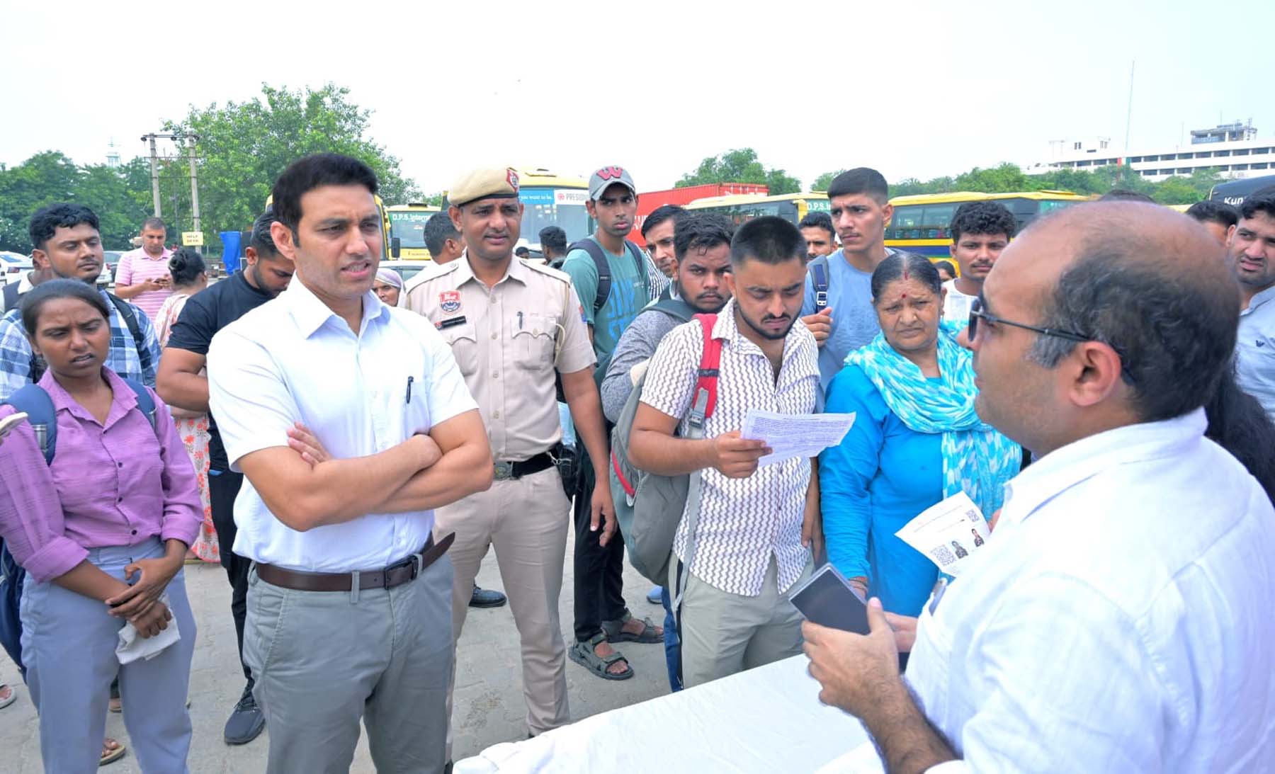 गुरुग्राम में सीईटी परीक्षा को लेकर ताऊ देवीलाल स्टेडियम में शटल बस सेवा की निरीक्षण करने पहुंचे डीसी अजय कुमार। गुरुग्राम में सीईटी परीक्षा को लेकर ताऊ देवीलाल स्टेडियम में शटल बस सेवा की निरीक्षण करने पहुंचे डीसी अजय कुमार।