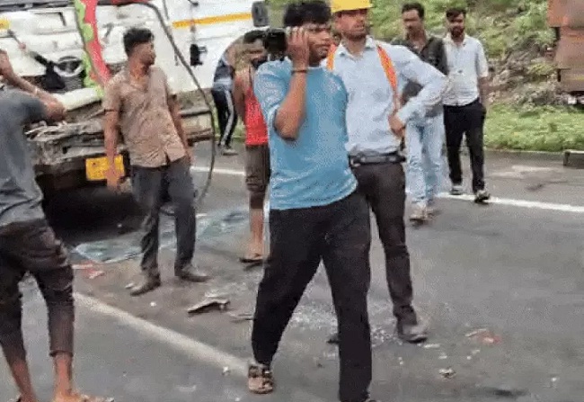 हादसे के बाद मौके पर जमा भीड़ हादसे के बाद मौके पर जमा भीड़