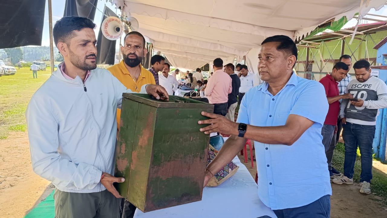 मतदान केंद्रों को रवाना होती पोलिंग पार्टियां मतदान केंद्रों को रवाना होती पोलिंग पार्टियां