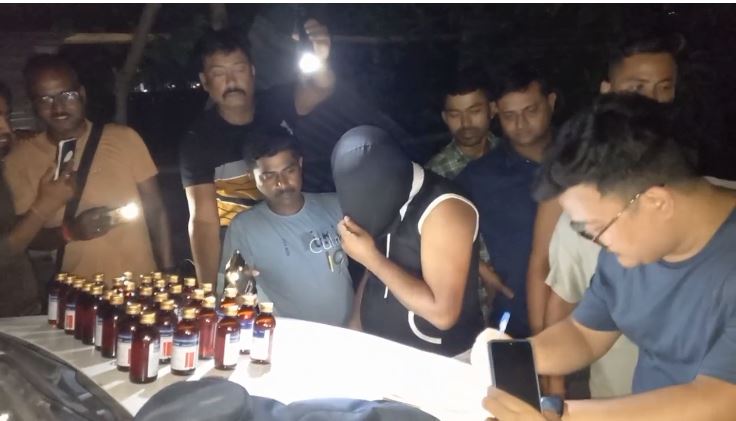 प्रतिबंधित कफ सिरप के साथ गिरफ्तार युवक से पूछताछ करती पुलिस प्रतिबंधित कफ सिरप के साथ गिरफ्तार युवक से पूछताछ करती पुलिस
