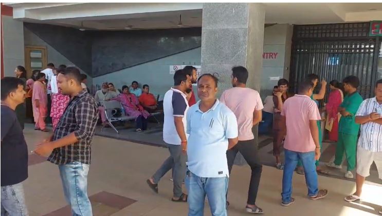 घायल युवक के परिजन अस्पताल में पहुंचे घायल युवक के परिजन अस्पताल में पहुंचे