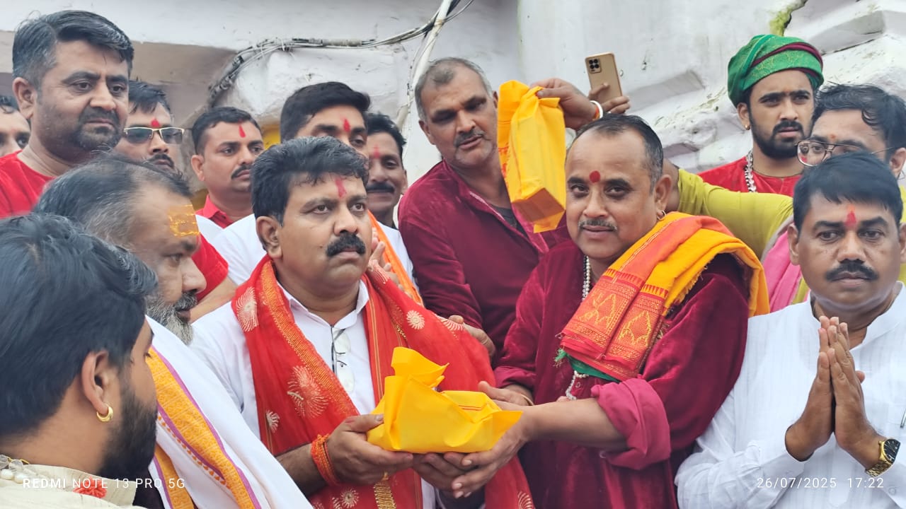 नर्मदा मंदिर में पुजारी उपमुख्यमंत्री काे प्रसाद देते नर्मदा मंदिर में पुजारी उपमुख्यमंत्री काे प्रसाद देते
