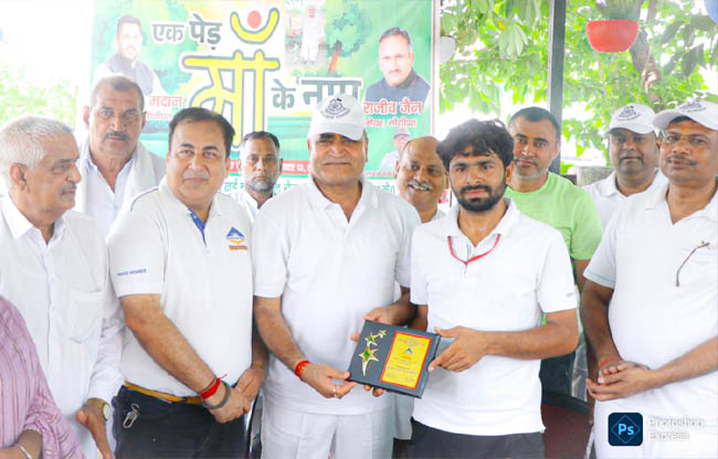 सोनीपत: पुलिस उपमहानिरीक्षक कोमल सिंह पर्यावरण प्रेमियों को सम्मूानित करते हुए सोनीपत: पुलिस उपमहानिरीक्षक कोमल सिंह पर्यावरण प्रेमियों को सम्मूानित करते हुए