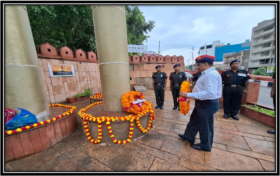 कारगिल विजय दिवस:विजय स्मारक पर शहीदों को नमन करते हुए पुष्प चक्र और श्रद्धा सुमन किए अर्पित कारगिल विजय दिवस:विजय स्मारक पर शहीदों को नमन करते हुए पुष्प चक्र और श्रद्धा सुमन किए अर्पित