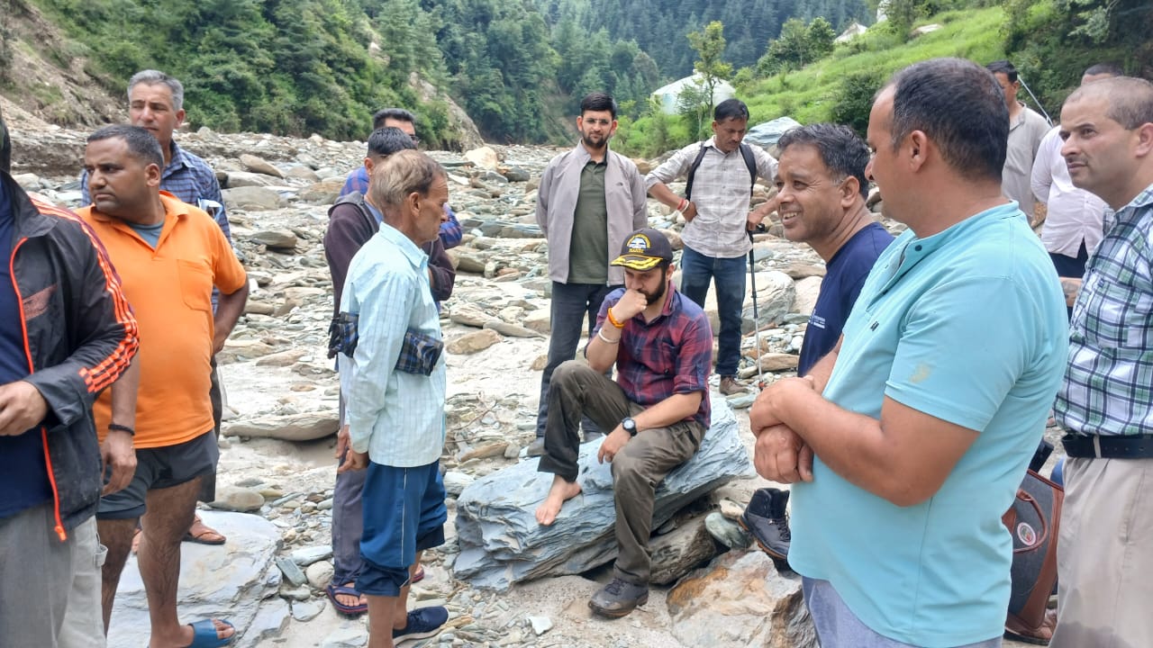 आपदा प्रभावित क्षेत्र थुनाग के दूरदराज गांवों की ओर पैदल रवाना हुए उपायुक्त।