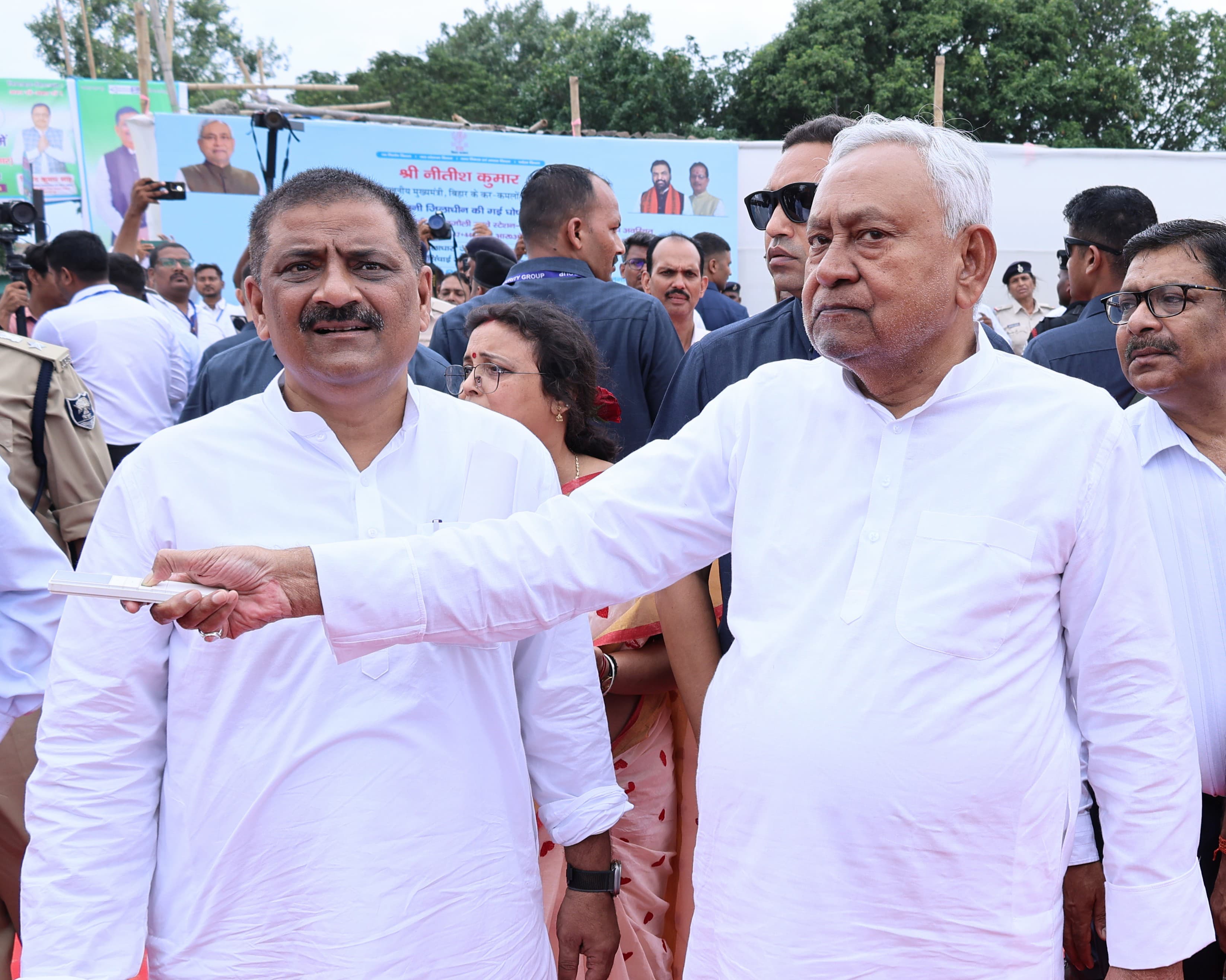 मुख्यमंत्री मधुबनी जिले के लोकहा में कई विकास योजनाओं का शिलान्यास करते मुख्यमंत्री मधुबनी जिले के लोकहा में कई विकास योजनाओं का शिलान्यास करते