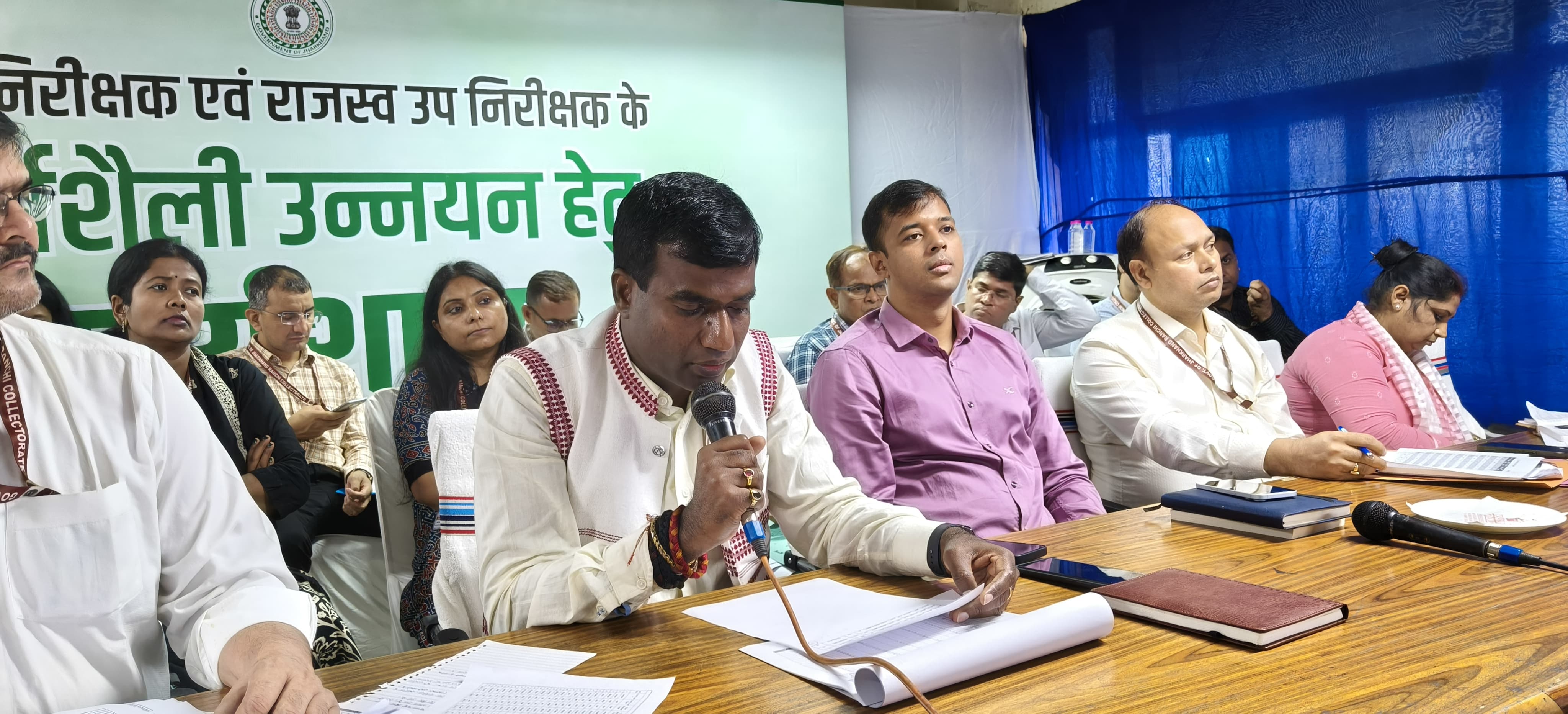बैठक में डीसी समेत अन्य बैठक में डीसी समेत अन्य