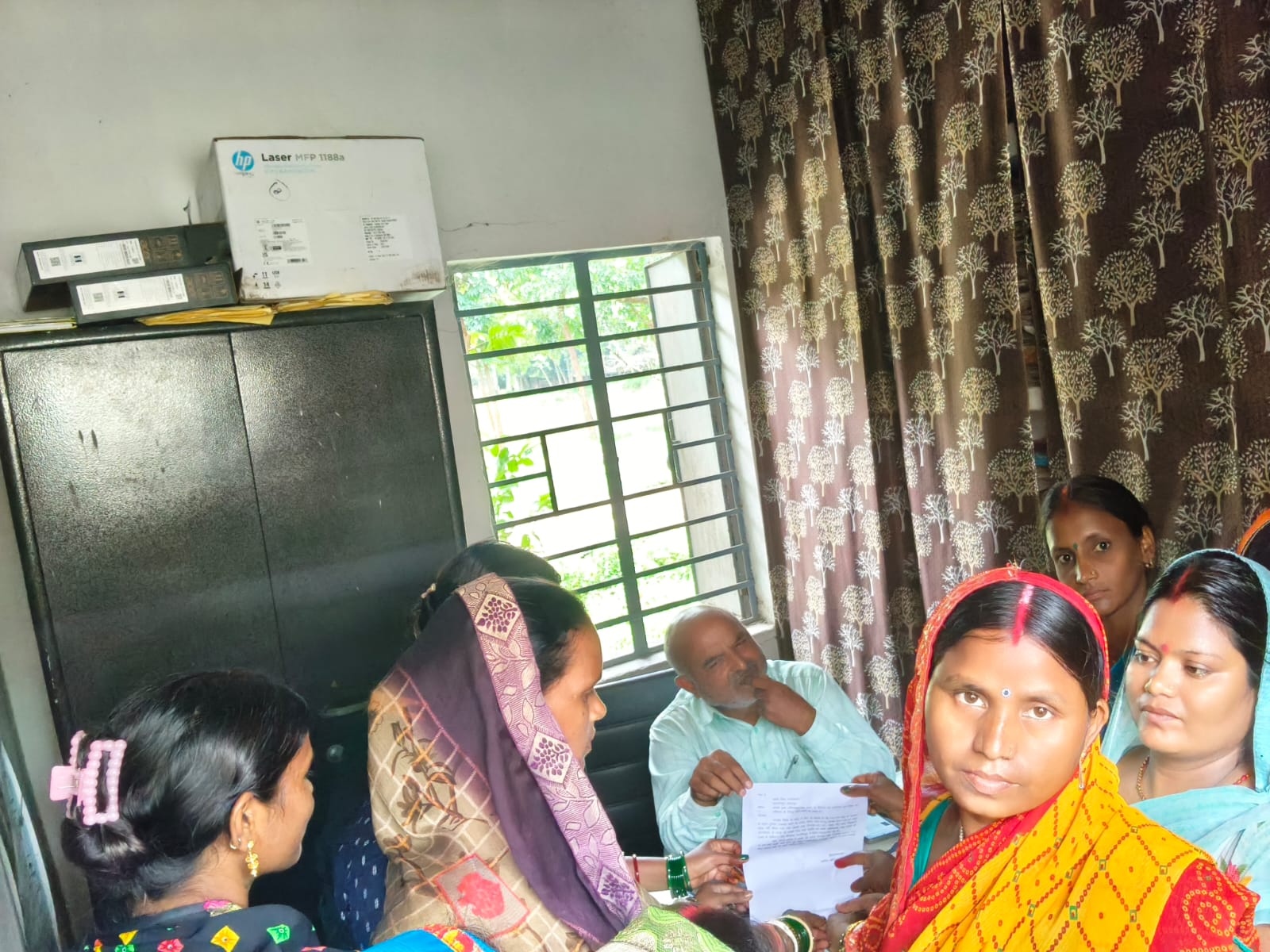 बीईओ का घेराव करते अभिभावक