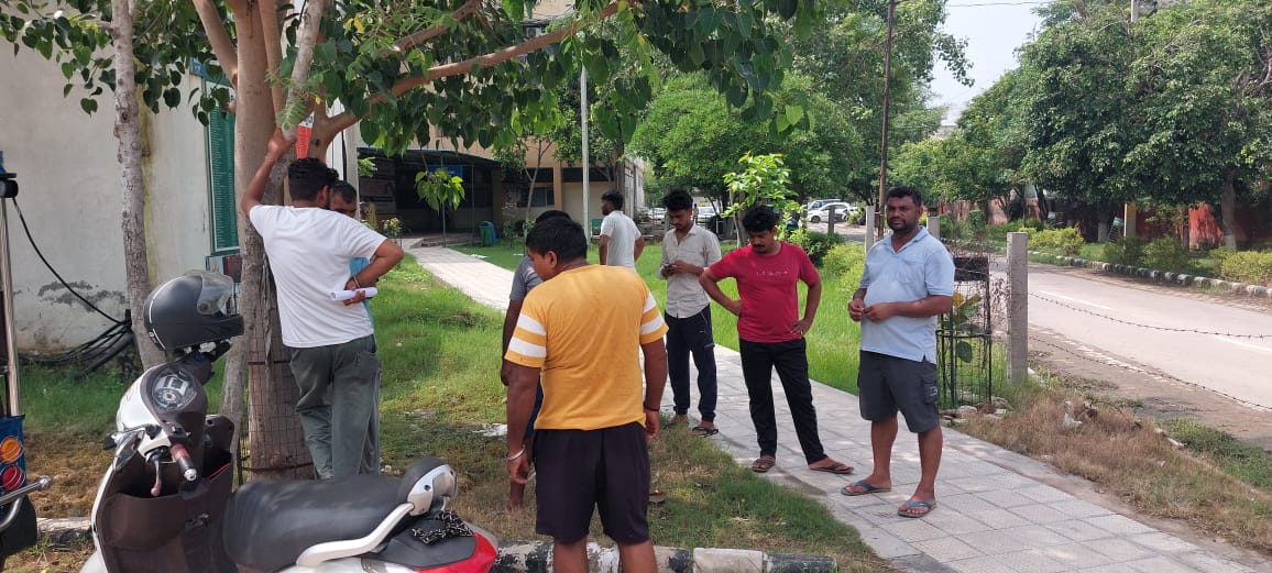 प्रदीप के पोस्टमार्टम के दौरान अस्पताल में मौजूद पीड़ित परिजन। प्रदीप के पोस्टमार्टम के दौरान अस्पताल में मौजूद पीड़ित परिजन।