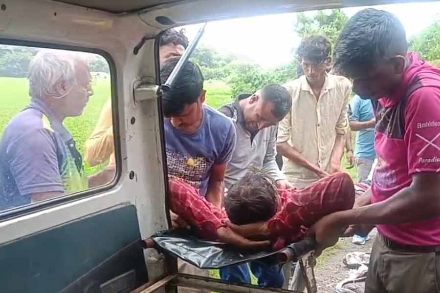 घायल को अस्पताल ले जाते लोग घायल को अस्पताल ले जाते लोग