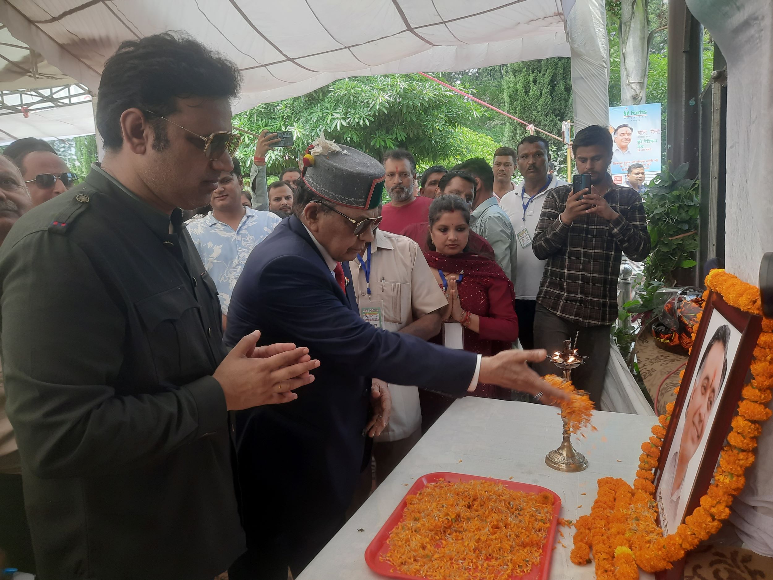 दिवंगत जीएस बाली के चित्र पर पुष्पांजलि अर्पित करते हुए स्वास्थ्य मंत्री। दिवंगत जीएस बाली के चित्र पर पुष्पांजलि अर्पित करते हुए स्वास्थ्य मंत्री।