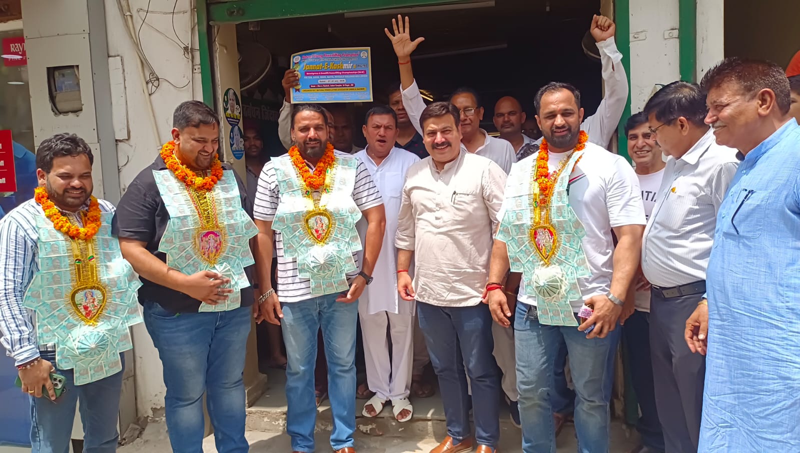 इंडियन नेशनल लोकदल के नेता कपूर सिंह राठी के साथ पावर लिफ्टिंग के विजेता खिलाड़ी। इंडियन नेशनल लोकदल के नेता कपूर सिंह राठी के साथ पावर लिफ्टिंग के विजेता खिलाड़ी।