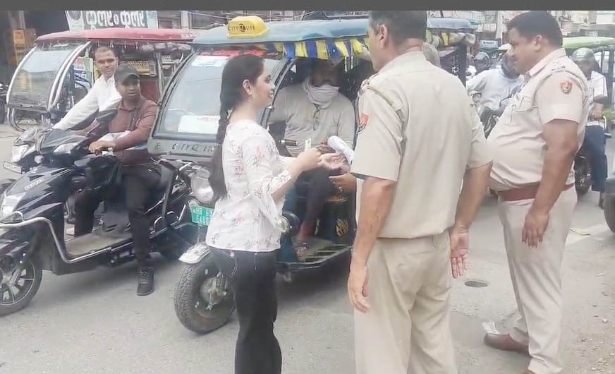 सोनीपत: रास्ता पूछती परीक्षार्थी सोनीपत: रास्ता पूछती परीक्षार्थी
