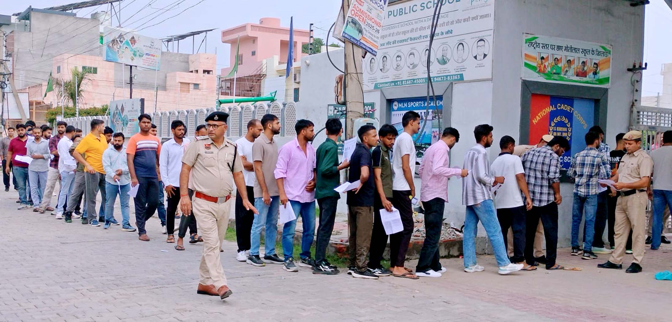 परीक्षा केंद्र पर लगी परीक्षार्थियों की लाइन। परीक्षा केंद्र पर लगी परीक्षार्थियों की लाइन।