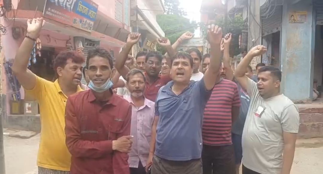नगर परिषद के विरूद्ध नारेबाजी करते नागरिक नगर परिषद के विरूद्ध नारेबाजी करते नागरिक