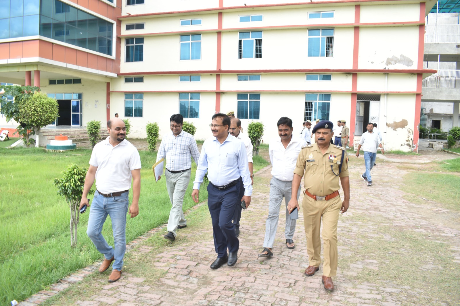 परीक्षा केंद्रों का निरीक्षण करते डीएम व एसपी परीक्षा केंद्रों का निरीक्षण करते डीएम व एसपी