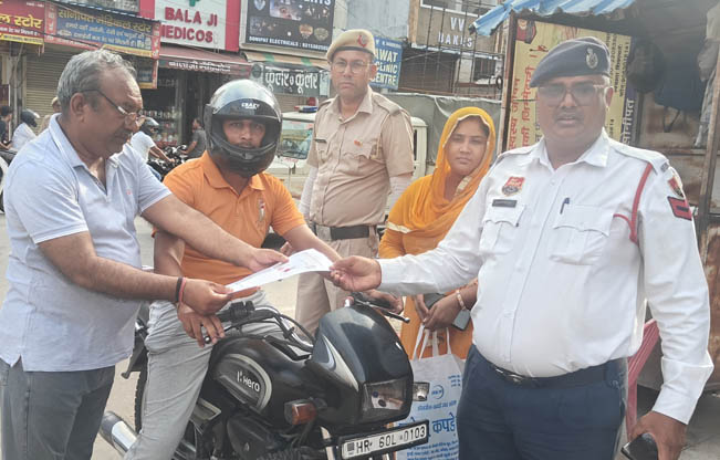 सामाजिक संस्थाओं के सदस्य परीक्षार्थियों को केंद्रों तक पहुंचाने के लिए सेवा में लगे हुए सामाजिक संस्थाओं के सदस्य परीक्षार्थियों को केंद्रों तक पहुंचाने के लिए सेवा में लगे हुए