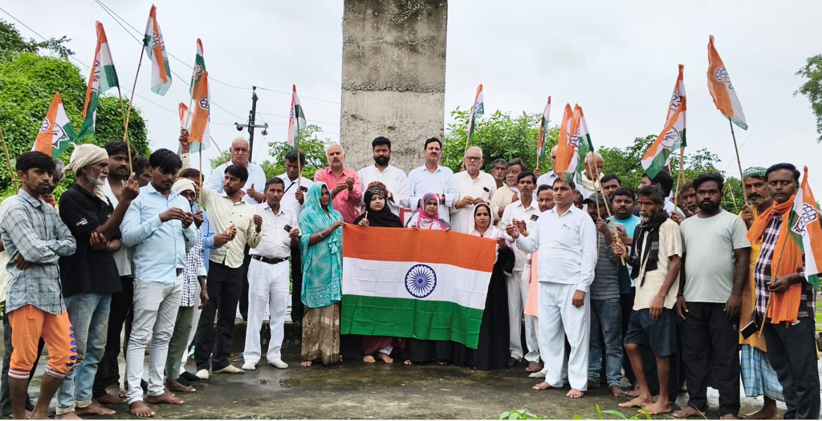 प्रयागराज के सैदाबाद में स्थित शहीद स्मारक स्थल पर श्रद्धांजलि देते कांग्रेस के कार्यकर्ताओं का छाया चित्र प्रयागराज के सैदाबाद में स्थित शहीद स्मारक स्थल पर श्रद्धांजलि देते कांग्रेस के कार्यकर्ताओं का छाया चित्र