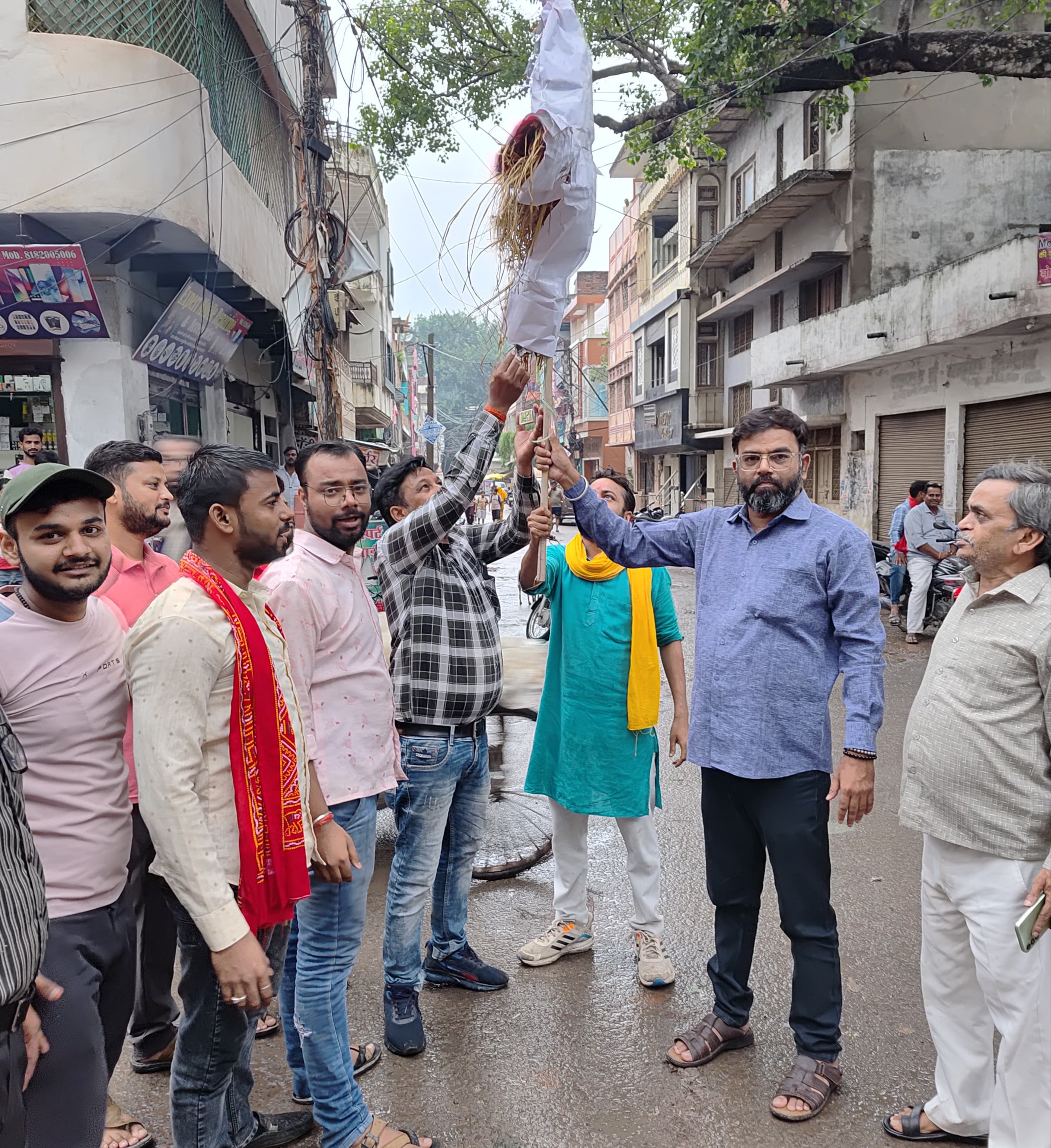 नगर के डंकीनगंज स्थित चिनिहवां इनारा पर ऊर्जा मंत्री एके शर्मा का पुतला फूकते व्यवसायी। नगर के डंकीनगंज स्थित चिनिहवां इनारा पर ऊर्जा मंत्री एके शर्मा का पुतला फूकते व्यवसायी।