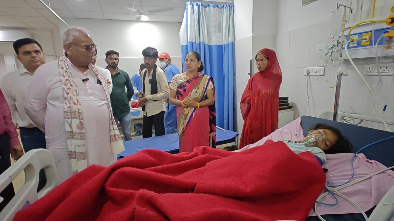 शिक्षा मंत्री मदन दिलावर ने स्कूल हादसे में घायल हुए बच्चों से झालावाड़ मेडिकल कॉलेज अस्पताल में मुलाकात की शिक्षा मंत्री मदन दिलावर ने स्कूल हादसे में घायल हुए बच्चों से झालावाड़ मेडिकल कॉलेज अस्पताल में मुलाकात की